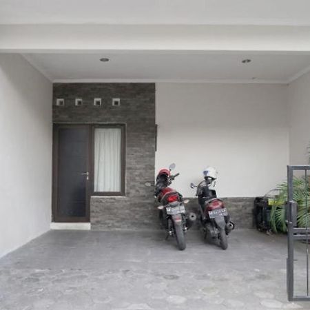 Dparagon Pamela 3 Hostel Yogyakarta Exterior photo