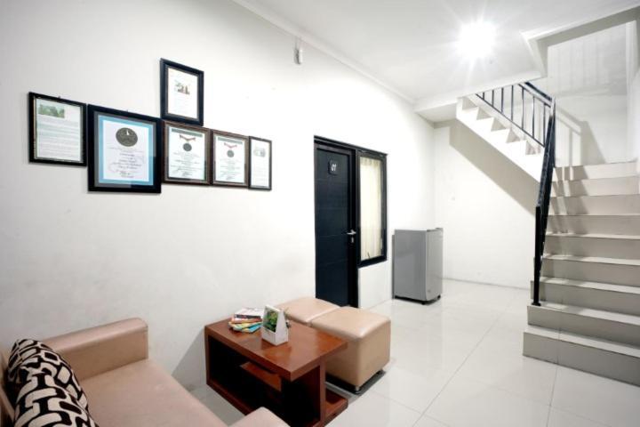 Dparagon Pamela 3 Hostel Yogyakarta Exterior photo